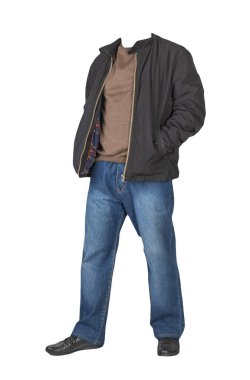 Koyu mavi kot, kahverengi kazak, siyah ceket ve beyaz arka planda izole edilmiş siyah deri ayakkabılar. Sıradan stil