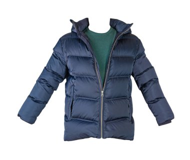 Koyu mavi kapüşonlu ve yeşil süveterli, beyaz arka planda.