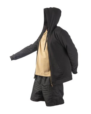 Siyah kazaklı, demir fermuarlı kapüşonlu, bej gömlekli ve beyaz arka planda siyah spor şortlu. Günlük spor kıyafetleri.