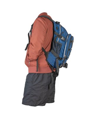 Mavi sırt çantası, siyah şort, beyaz arka planda izole edilmiş kırmızı yaz bombacısı ceketi. gündelik kıyafet