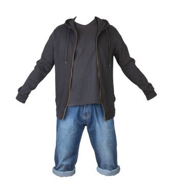 Kum mavisi şort, mavi tişört ve beyaz arka planda fermuar ve kapüşonlu siyah kazak.