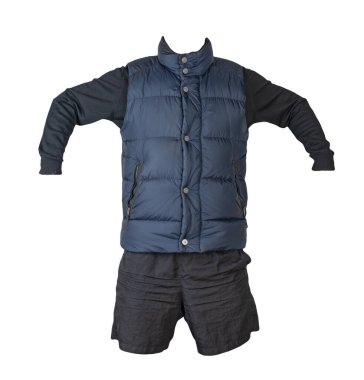 Koyu mavi kolsuz ceket, siyah kazak ve beyaz arka planda izole edilmiş siyah spor şort. Her gün için kıyafet