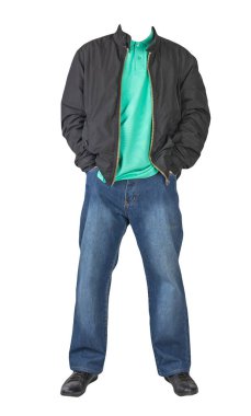 Koyu mavi kot, açık yeşil tişört, düğmeli tasma, siyah ceket ve beyaz arka planda izole siyah deri ayakkabılar. 