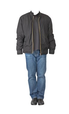 Koyu mavi kot, siyah tişört, siyah ceket ve beyaz arka planda izole edilmiş siyah deri ayakkabılar. 