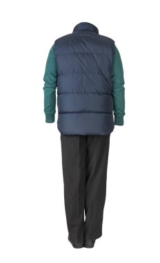 Koyu mavi kolsuz ceket, siyah pantolon, yeşil kazak ve beyaz arka planda siyah deri ayakkabılar.