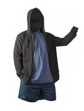 Demir fermuarlı kapüşonlu siyah kazak, donanma tişörtü ve beyaz arka planda izole edilmiş koyu mavi şort. Günlük spor kıyafetleri.