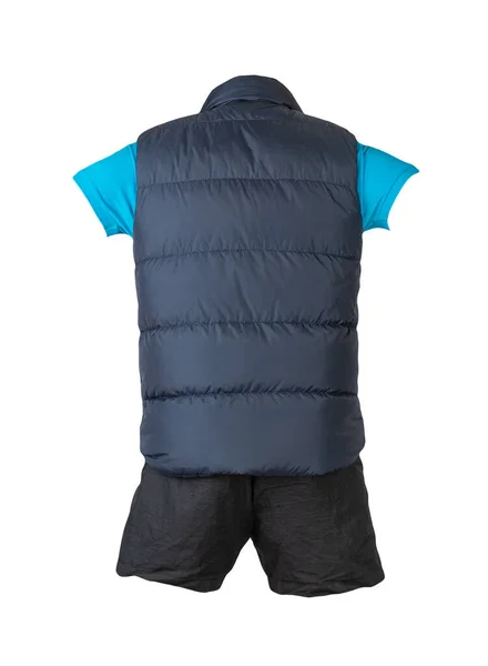 소매없는 재킷에 단추가 파란색 티셔츠와 스포츠 반바지가 배경에 고립되어 날씨에 — 스톡 사진