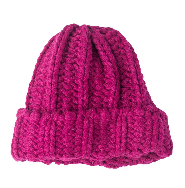 白い背景に隔離された女性用の深紅の帽子のラフ編み 暖かい冬のアクセサリー — ストック写真