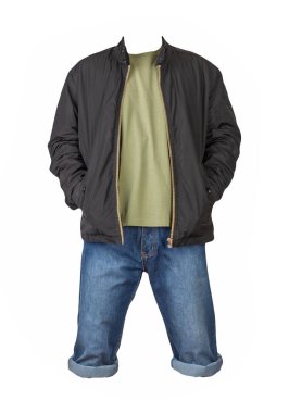 Kum mavisi şort, zeytin tişört ve beyaz arka planda izole edilmiş bir fermuarda siyah bombacı ceketi.