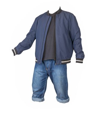 Kum mavisi şort, siyah tişört ve beyaz arka planda izole edilmiş bir fermuarda koyu mavi bombacı ceketi.