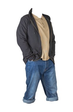 Kum mavisi şort, düğmeli bej tişört fermuarlı siyah sweatshirt ve beyaz arka planda izole edilmiş kapüşon.