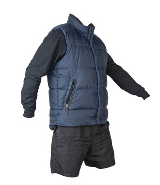 Koyu mavi kolsuz ceket, siyah kazak ve beyaz arka planda izole edilmiş siyah spor şort. Her gün için kıyafet