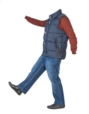 Koyu mavi kolsuz ceket, mavi kot pantolon, koyu kırmızı kazak ve beyaz arka planda izole edilmiş siyah deri ayakkabılar. Sıradan stil