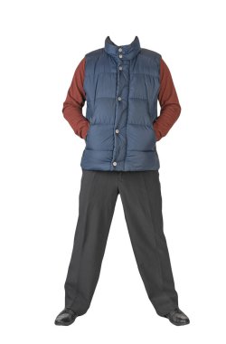 Koyu mavi kolsuz ceket, siyah pantolon, koyu kırmızı kazak ve beyaz arka planda siyah deri ayakkabılar.