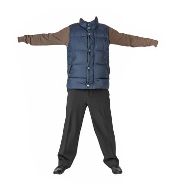 Koyu mavi kolsuz ceket, siyah pantolon, kahverengi kazak ve beyaz arka planda siyah deri ayakkabılar.