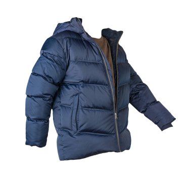 Koyu mavi ceketli, kapüşonlu ve kahverengi süveterli beyaz arka planda.