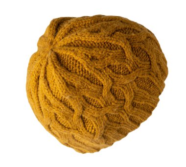 Kadınların koyu sarı şapkalı kaba örgü örüşü beyaz arka planda izole edilmiş. Sıcak kış aksesuarı