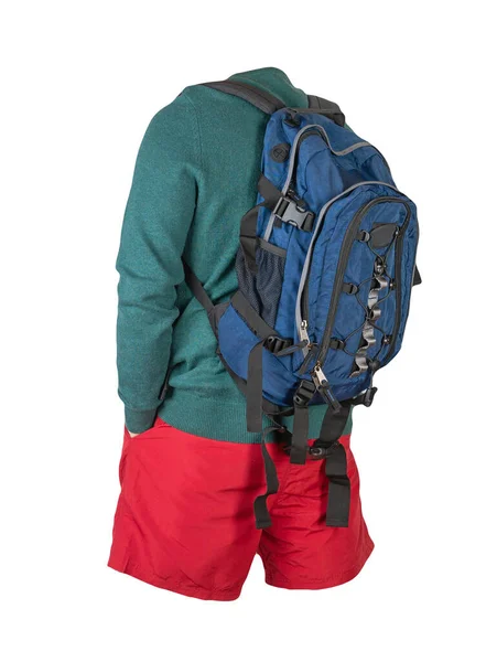 Blauer Rucksack Rote Shorts Grüner Pullover Auf Weißem Hintergrund Freizeitkleidung — Stockfoto