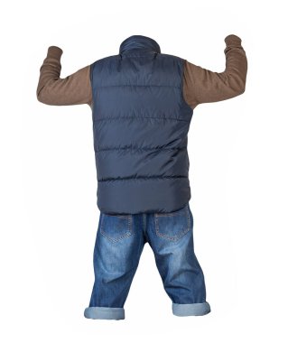 Koyu mavi şort, kahverengi örgü süveter ve beyaz arka planda koyu mavi kolsuz ceket.