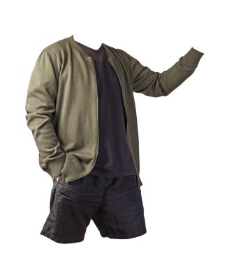 Erkekler koyu yeşil örülmüş bombacı ceketi, siyah tişört ve siyah spor şortu beyaz arka planda. modaya uygun günlük kıyafetler.