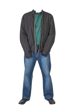 Koyu mavi kot, yeşil kazak, siyah ceket ve beyaz arka planda izole edilmiş siyah deri ayakkabılar. Sıradan stil