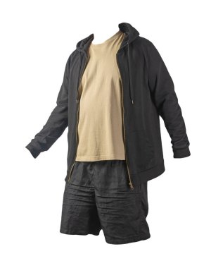 Siyah kazaklı, demir fermuarlı kapüşonlu, bej tişörtlü ve beyaz arka planda siyah spor şortlu. Günlük spor kıyafetleri.