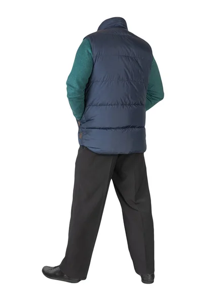 ダークブルーのノースリーブジャケット ブラックパンツ グリーンのセーターと黒の革の靴白い背景 — ストック写真