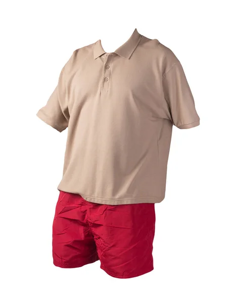 男子运动红短裤和米黄色衬衫 领子扣子扣在白色背景上 运动用舒适服装 — 图库照片