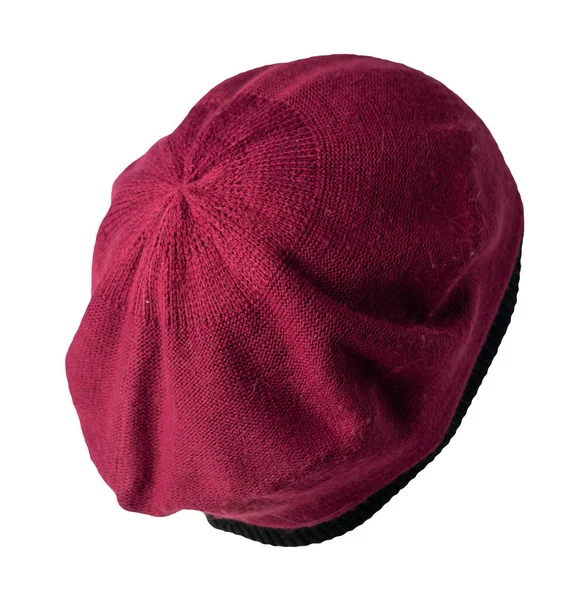 濃い赤の黒の編んだメスのベレー帽白い背景に隔離された 秋のアクセサリー — ストック写真