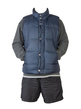 Koyu mavi kolsuz ceket, gri kazak ve beyaz arka planda izole edilmiş siyah spor şort. Her gün için kıyafet