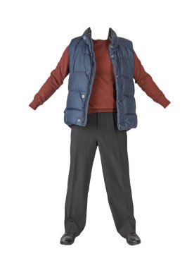 Koyu mavi kolsuz ceket, siyah pantolon, koyu kırmızı kazak ve beyaz arka planda siyah deri ayakkabılar.