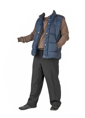 Koyu mavi kolsuz ceket, siyah pantolon, kahverengi kazak ve beyaz arka planda siyah deri ayakkabılar.