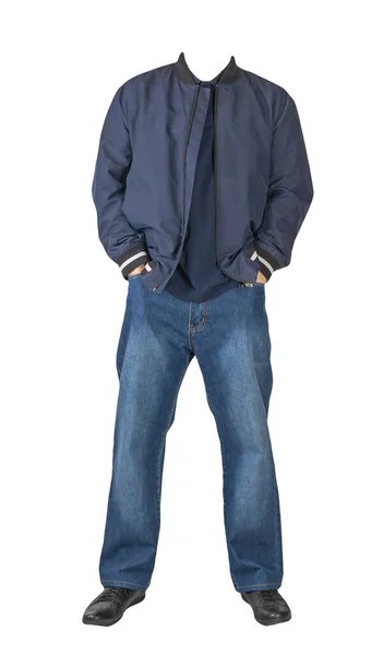 深蓝色牛仔裤 深蓝色T恤 纽扣领子 深蓝色炸弹夹克和黑色皮鞋 白色背景隔离 — 图库照片
