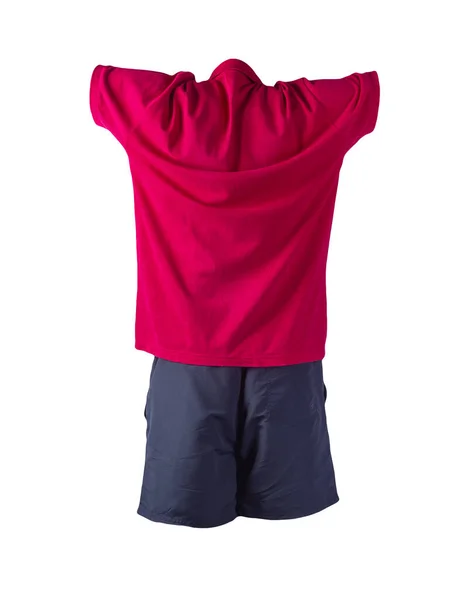 男子运动用深蓝色短裤和红色衬衫 领子扣子扣在白色背景上 运动用舒适服装 — 图库照片