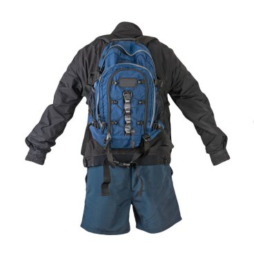 Mavi sırt çantası, koyu mavi şort, beyaz arka planda siyah ceket. gündelik kıyafet