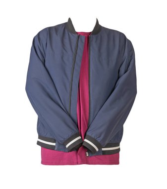 Beyaz arka planda koyu mavi bombacı ceketi ve bordo tişörtü var. modaya uygun günlük kıyafetler.