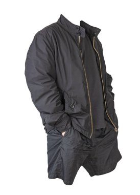 Siyah erkek ceketi, siyah tişört ve beyaz arka planda izole edilmiş siyah şort. modaya uygun günlük kıyafetler.