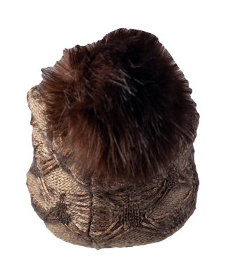 Beyaz arka planda izole edilmiş ponpon ile örülmüş kahverengi kadın şapkası. Sıcak kış aksesuarı