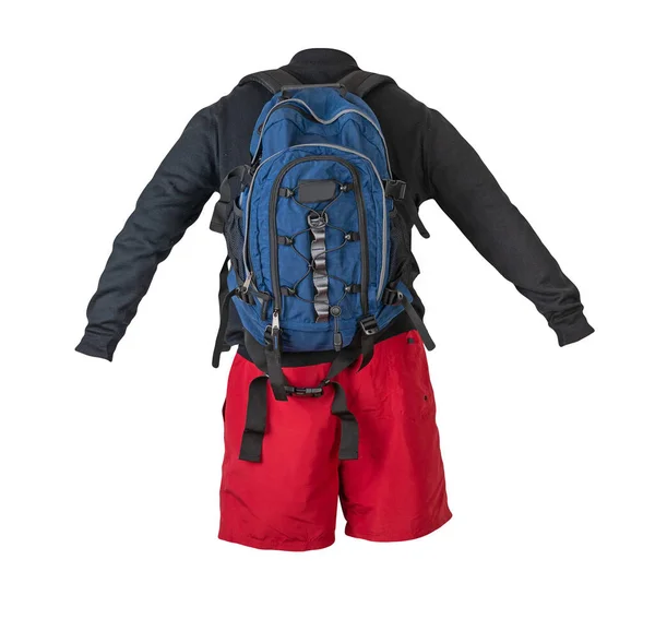 Blauer Rucksack Rote Shorts Schwarzer Pullover Auf Weißem Hintergrund Freizeitkleidung — Stockfoto