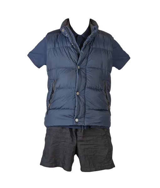 소매없는 재킷에 단추가 티셔츠와 스포츠 반바지가 배경에 고립되어 날씨에 현대의 — 스톡 사진