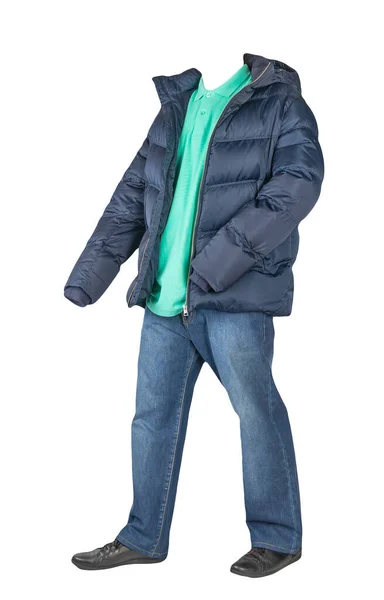 ダークブルーのジーンズ ボタンに襟付きの緑のTシャツ フードと黒の革の靴が白い背景に隔離されたダークブルーダウンジャケット — ストック写真