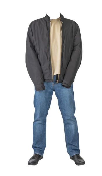 濃い青のジーンズ ベージュのTシャツ 黒のジャケットと黒の革の靴は白い背景に隔離された — ストック写真