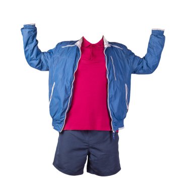 Beyaz ceketli, beyaz ceketli, kırmızı gömlekli ve beyaz arka planda koyu mavi şortlu. modaya uygun günlük kıyafetler.