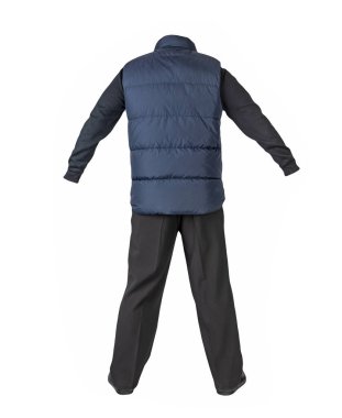 Koyu mavi kolsuz ceket, siyah pantolon, siyah kazak ve beyaz arka planda siyah deri ayakkabılar.