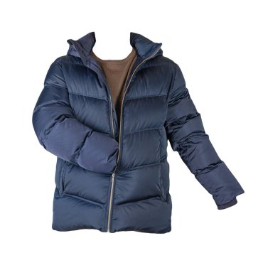 Koyu mavi ceketli, kapüşonlu ve kahverengi süveterli beyaz arka planda.