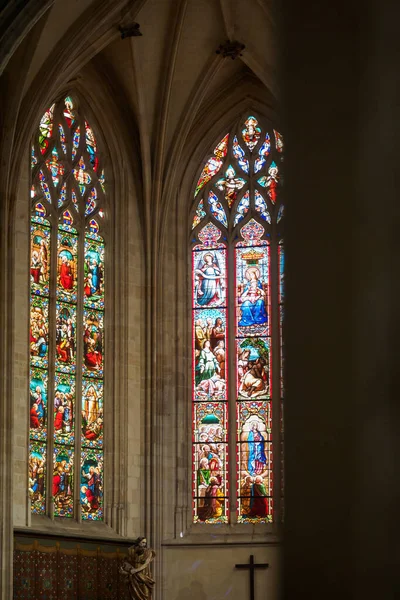 法国波尔多圣皮埃尔教堂的彩色玻璃窗户左边 — 图库照片