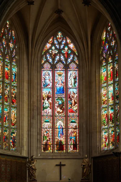 法国波尔多圣皮埃尔教堂的玻璃窗 — 图库照片
