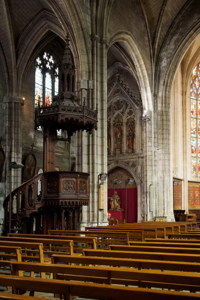 法国波尔多圣皮埃尔教堂的内殿和祭坛 — 图库照片