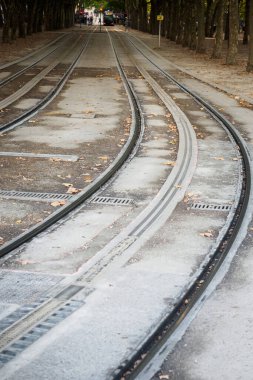 Bordeaux, Fransa 'daki Place des Quinconces istasyonuna tren rayları