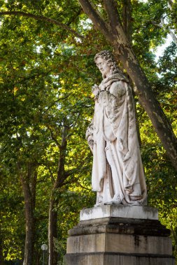 Fransa, Bordeaux 'daki Quinconces Meydanı' nın bahçesinde Montesquieu Heykeli